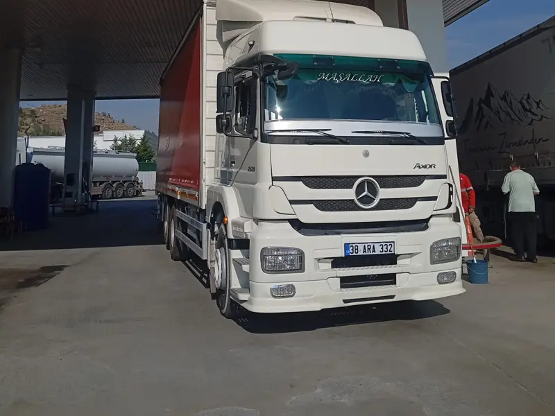 Yolculuk sırasında akaryakıt istasyonunda kamyonumuz