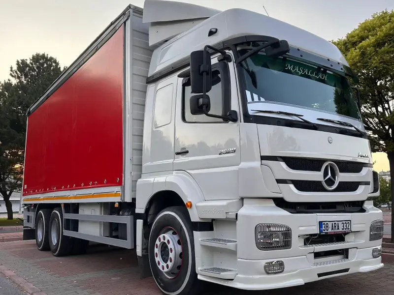 Kırmızı branda kasalı Mercedes-Benz Axor kamyonumuz